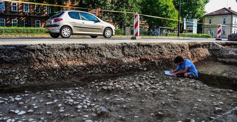 Arheološka izkopavanja ob prenovi Tržaške ceste v Ljubljani, za katero se je doslej vedelo, da je bila vzpostavljena v 18. stotelju, v času vladavine Marije Terezije 