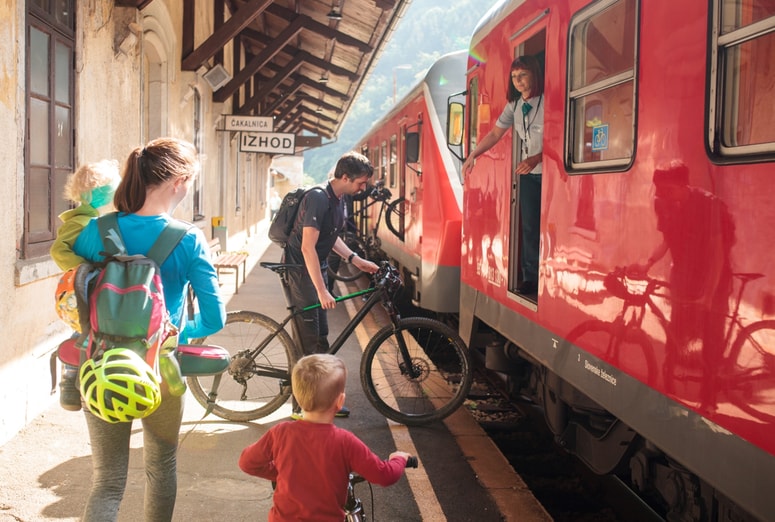 Nalaganje koles na postaji v Dravogradu 