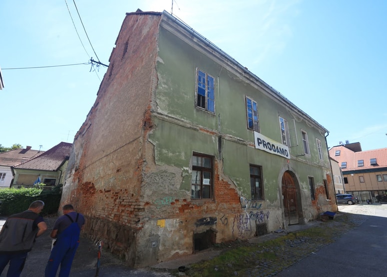 Hiša v Tkalskem prehodu iz leta 1800 ni edina propadajoča v Mariboru. 