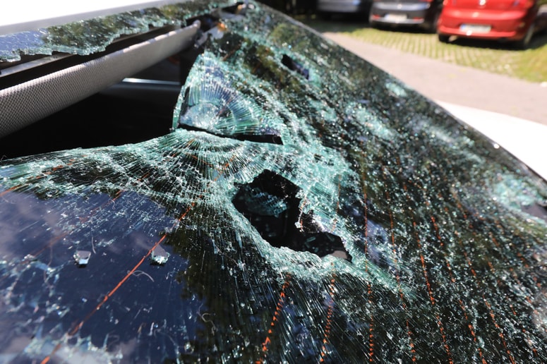 Avtomobil je bil uničen. Fotografija je simbolična. 