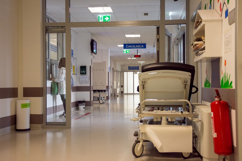 Zaradi ukrepov za preprečevanje širjenja okužbe s koronavirusom opravijo v posameznih ambulantah za 10 do 20 odstotkov manj pregledov na dan, kot so jih pred epidemijo. 