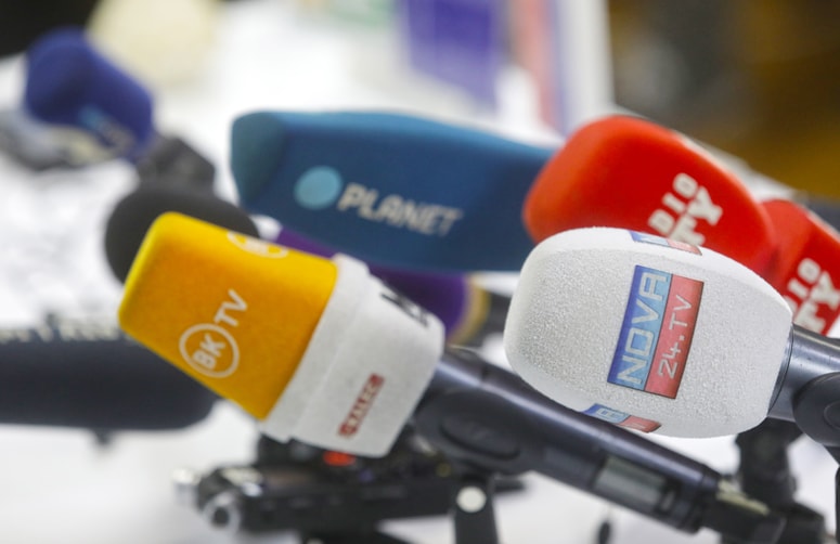 Glavna fotografija članka:Vlada navija za enakopravnost medijev, tudi portalom blizu SDS odpira vrata do davkoplačevalskih milijonov