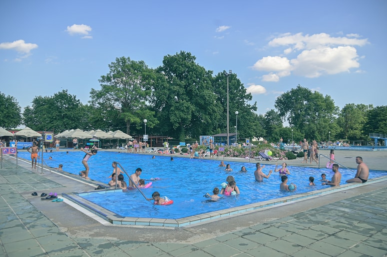 Murskosobško kopališče, ki je bilo odprto davnega leta 1935, ponuja štiri bazene, športne površine in gostinsko ponudbo, a se tako kot večina javnih kopališč ne more izkopati iz rdečih številk. 