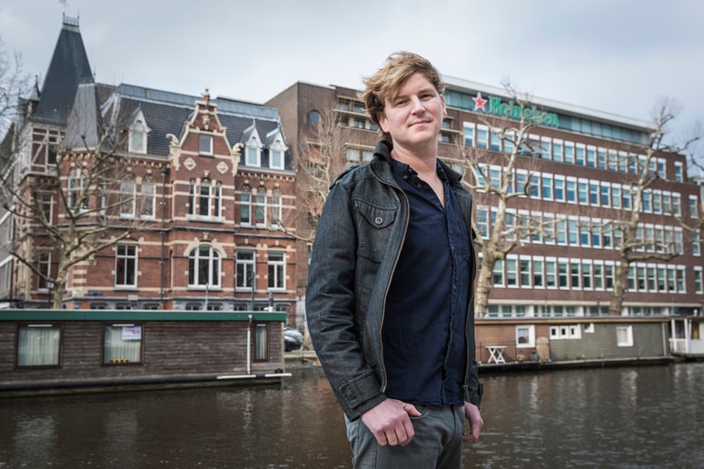 Olivier van Beemen pred sedežem Heinekena v Amsterdamu 