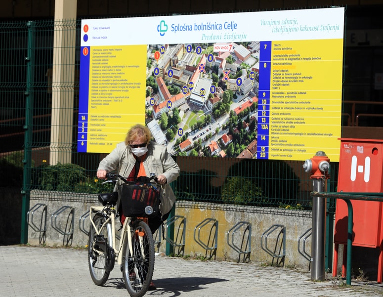 Bolnišnice imajo izpad prihodkov tudi zaradi tega, ker v času epidemije niso mogle opravljali zdravstvenih storitev, zaposlenim so pa vseeno morale izplačati plače. 