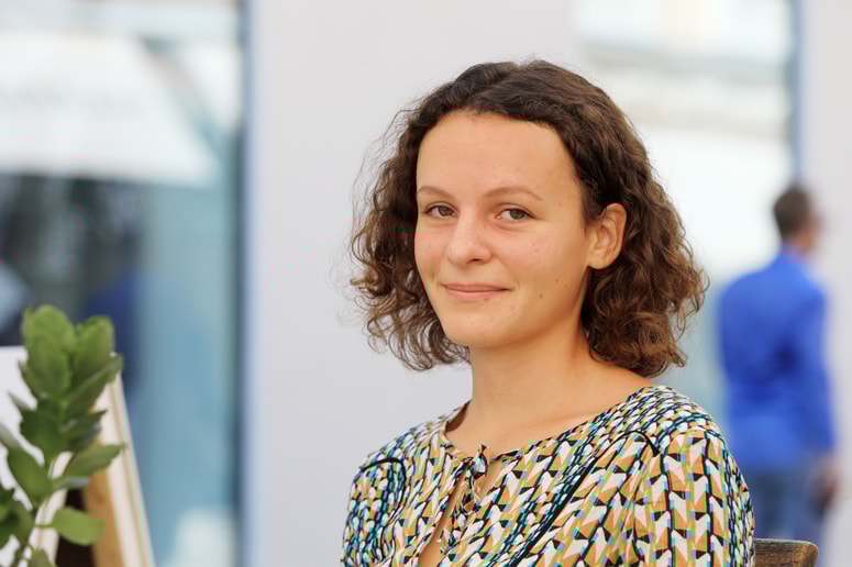 Ana Štuhec je štiri gimnazijska leta vsako jutro hodila od glavne avtobusne postaje do mariborske II. gimnazije: "Zaspan je Maribor zjutraj, tako kot vsi, ampak lep, sploh ko ga jutranje sonce osvetli."
