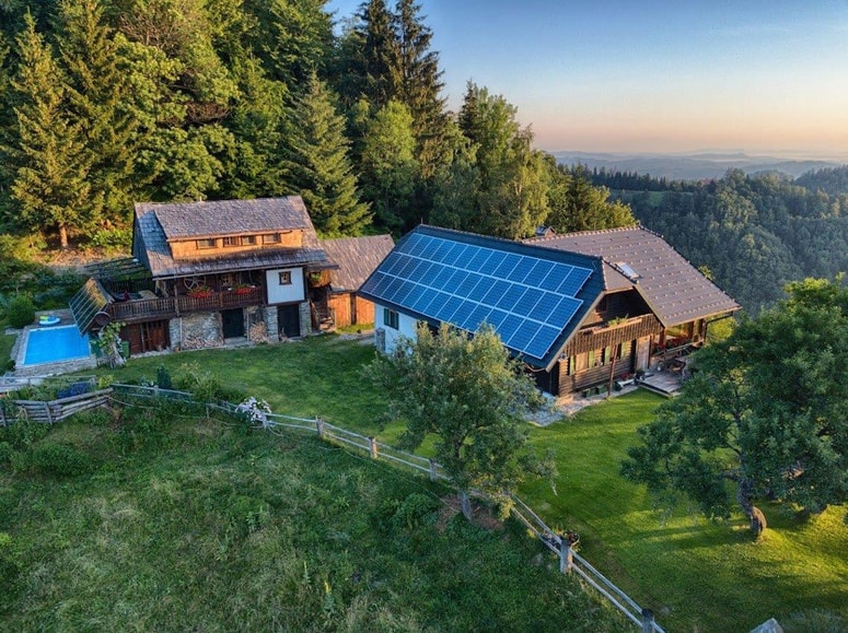 Dva objekta, dom Toplakovih in turistična hiška, že vabita. 