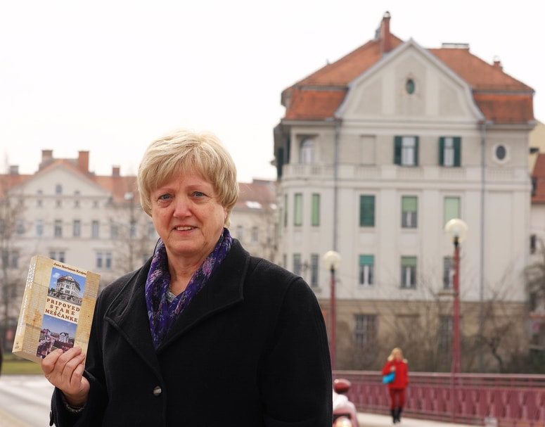 Jana Hartman Krajnc s knjigo Pripoved stare meščanke.