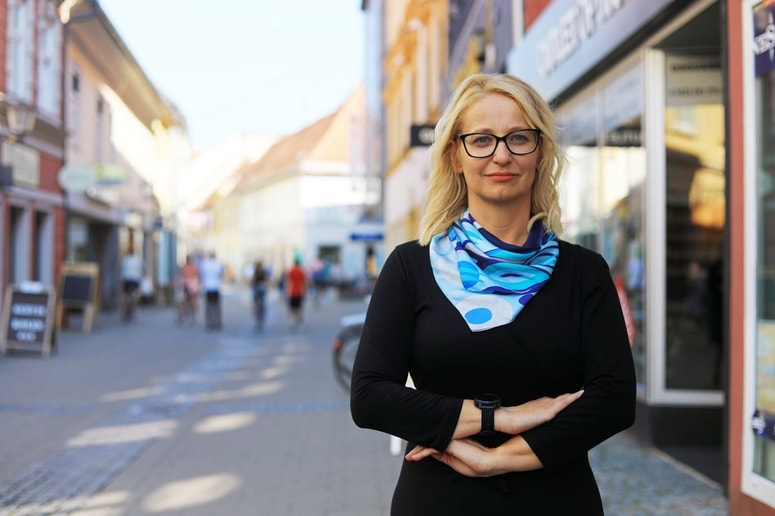 Intervju z Janjo Viher smo naredili, preden je Podravje pristalo na rdečem seznamu, ki zahteva uporabo maske tudi na prostem. 