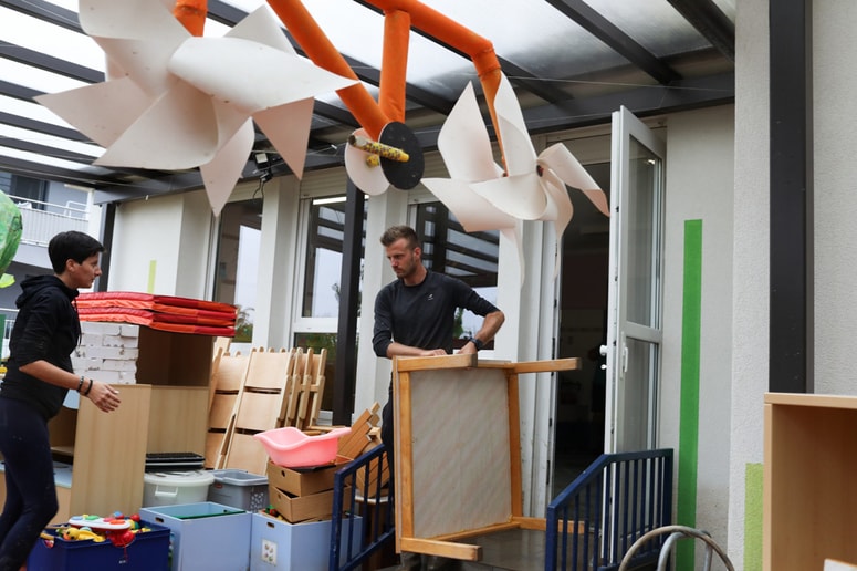 Tudi starši so pri čiščenju vrtca priskočili na pomoč. 