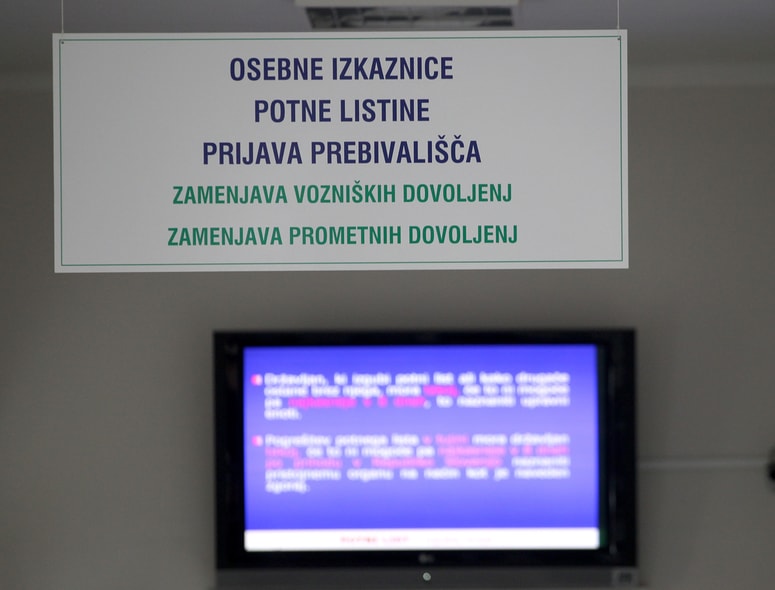 Na upravnih enotah opozarjajo, da po veljavni zakonodaji ni omejitve, koliko ljudi je lahko največ prijavljenih na enem naslovu. 