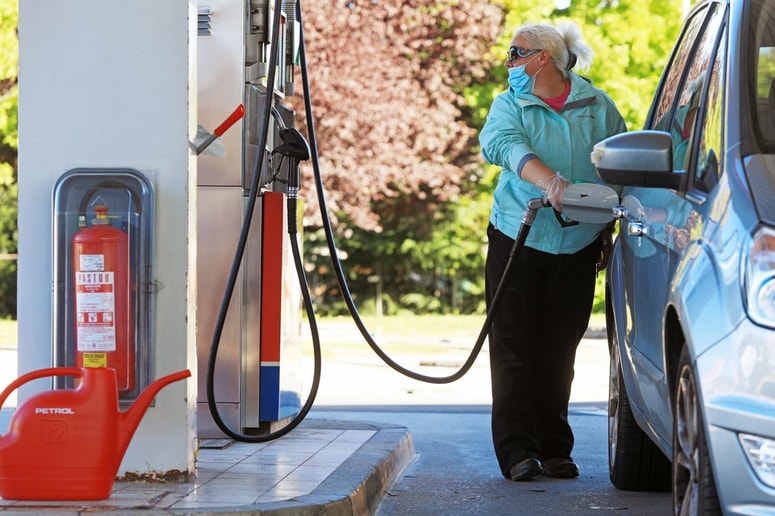 Za slovenske kupce je pomembno tudi gibanje valutnega para evro-dolar.