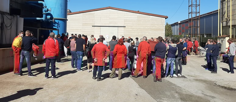Zbor zaskrbljenih Cimosovih delavcev na dvorišču tovarne v Mariboru 