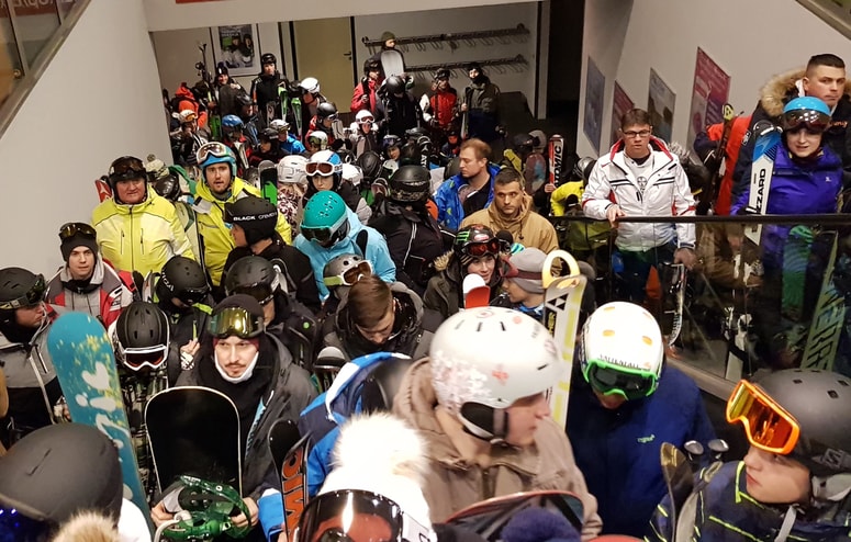 Takšnih prizorov v novi smučarski sezoni najbrž ne bomo videli - upravitelji bodo morali poskrbeti za zagotavljanje primerne varnostne razdalje v vrstah za vstop na žičniške naprave. 