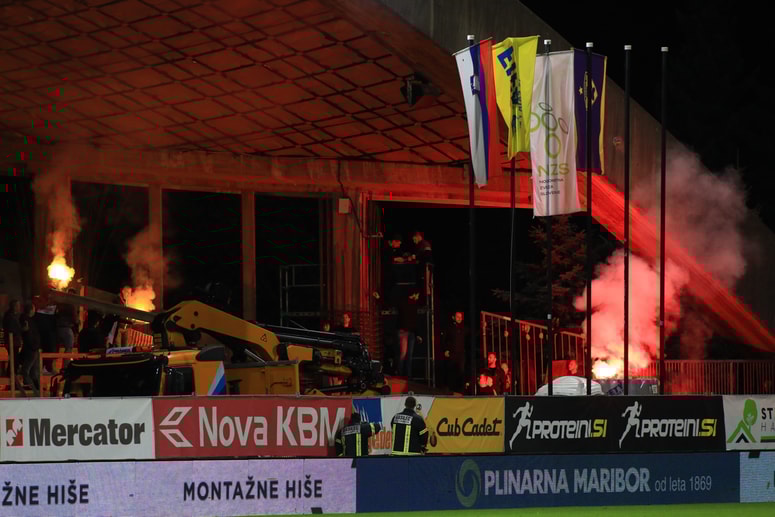 Viole so za ogled tekme izkoristile gradbišče na zahodni tribuni. 