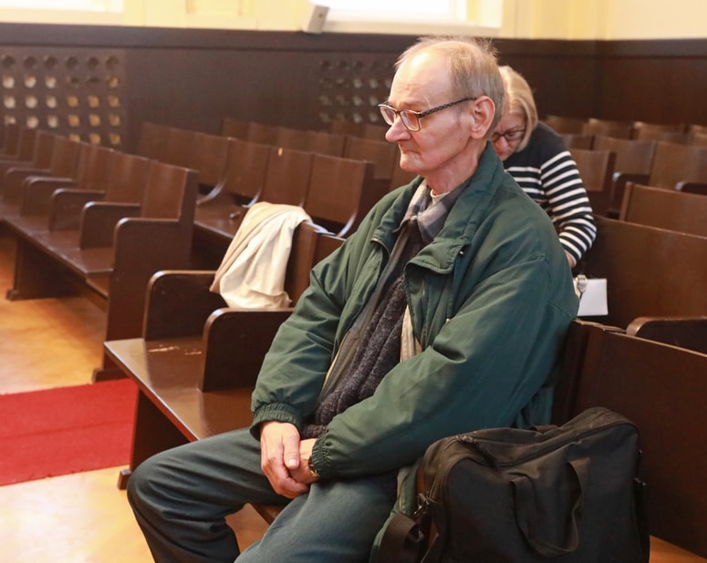 Petra Vravnika ni bilo na sodišče, ker je mislil, da mora priti danes. Ko ga je poklical odvetnik, je privolil, da mu sodišče odmeri kazen v njegovi nenavzočnosti. 