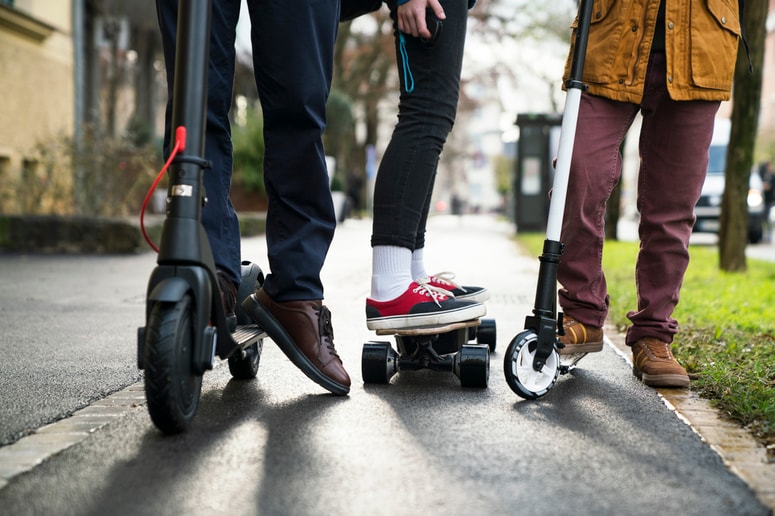 Glavna fotografija članka:Kaj storiti, če vas doleti nesreča na kolesu, skiroju, rolki, skuterju?