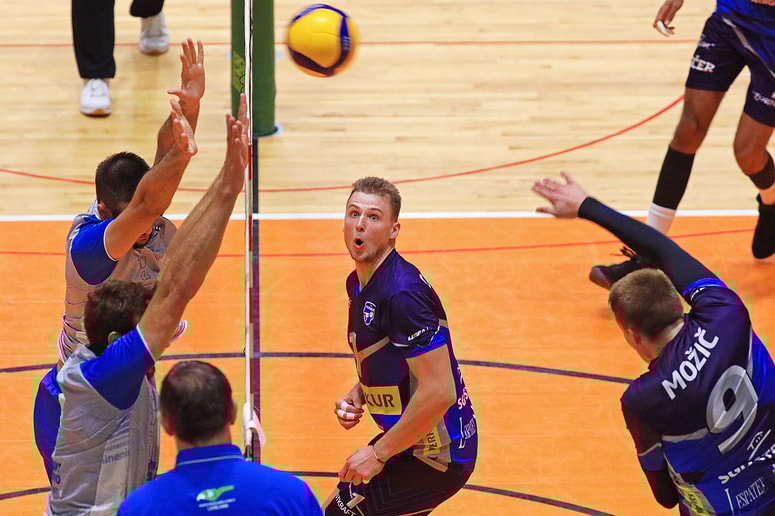 Miha Cafuta opazuje razplet akcije po napadu Roka Možiča. 