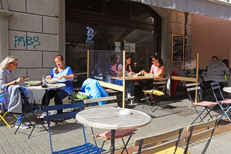 Gostinci so ponekod še bolj razredčili svoje mize, a nadzorovali, ali so gostje iz istega gospodinjstva, ne bodo, pravijo. 