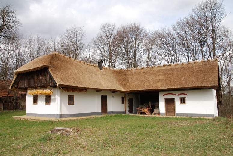 Bežanova domačija ima tipično panonsko zasnovo hiše v obliki črke L. 