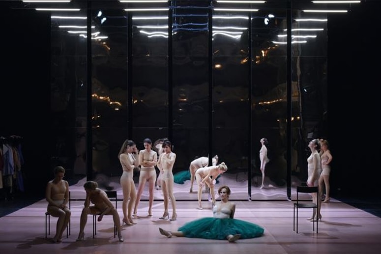 Uvodni prizor predstave Moj mož 