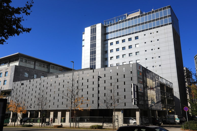 Novi lastniki želijo ob Slaviji nad garažno hišo zgraditi tri nadstropja hotela. 