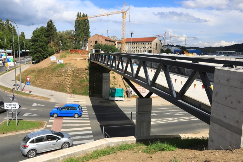 Glavna fotografija članka:Nadhod pri Titovi cesti v Mariboru bodo za kolesarje in pešce odprli novembra