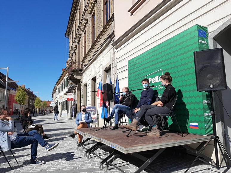 Luka Lubi, Marko Gorjak in Petra Kovačec v razpravi o mladih na trgu dela na Koroški cesti v Mariboru 