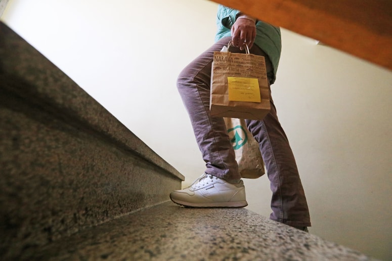 Glavna fotografija članka:Mariborčanom v karanteni ali samoizolacijo bosta dva trgovca dostavljala prehranske in higienske izdelke