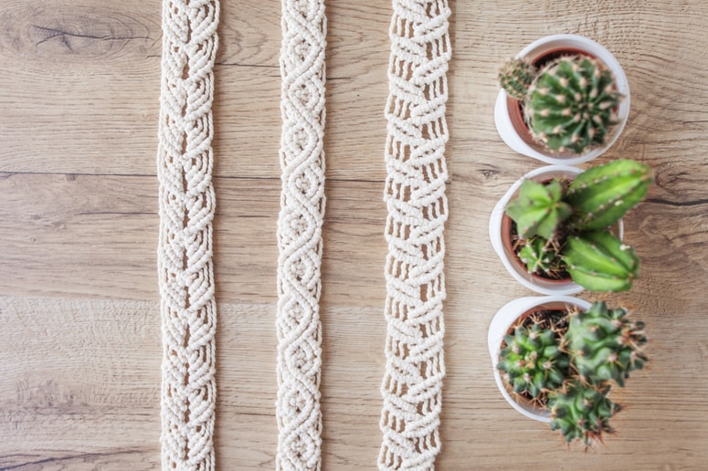 Na steni, običajno v predsobi, so imele družine tudi kakšen makrame. 