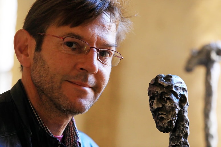 Tomaž Plavec: "Mislil sem, da bo begunski problem izginil in moja razstava zastarala, pa ni. Moji polomljeni čolni in vesla dobivajo vedno večjo težo." 