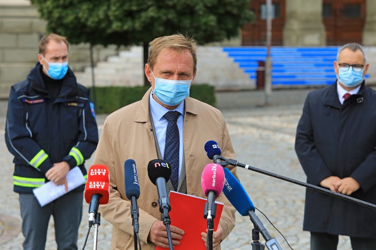 Podžupan Samo Peter Medved, pomočnik direktorja zdravstvenega doma Aleksander Jus (desno) in poveljnik civilne zaščite Samo Robič so opozorili na resnost razmer in predstavili nekatere nove preventivne ukrepe.