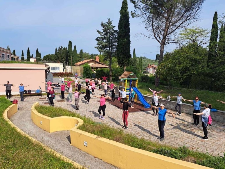 Številne raziskave so pokazale, da ima bolnica manj težav in stranskih učinkov zdravljenja in tudi utrudljivosti, če je fizično aktivna. 