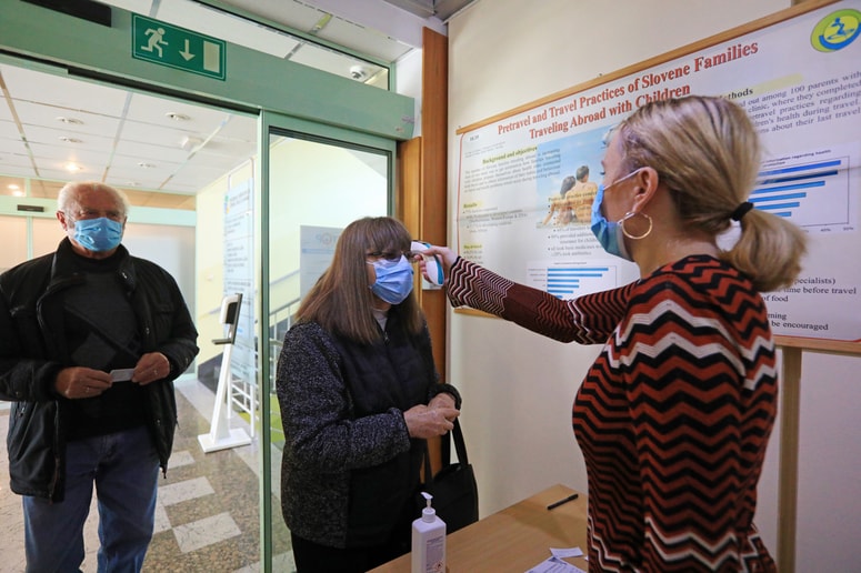 Na Prvomajski 1 sta pred cepljenjem obvezni merjenje telesne temperature in razkuževanje rok. 