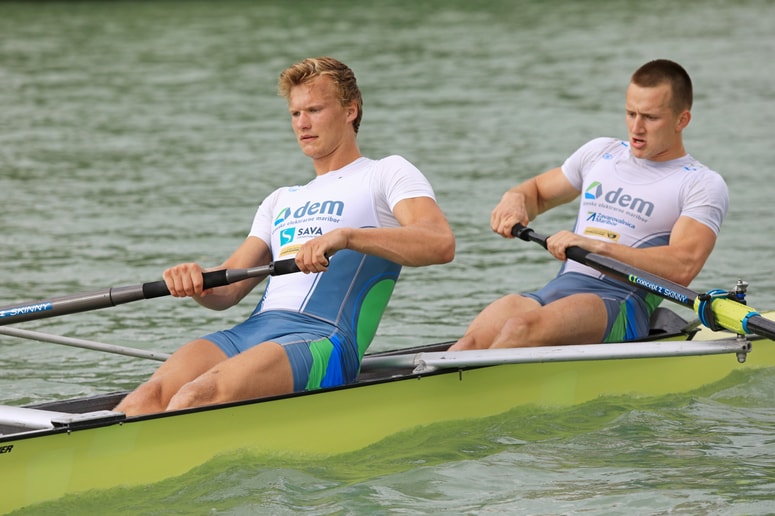Nik Krebs in Jaka Čas sta pred potjo v Duisburg trenirala na Bresterniškem jezeru.
