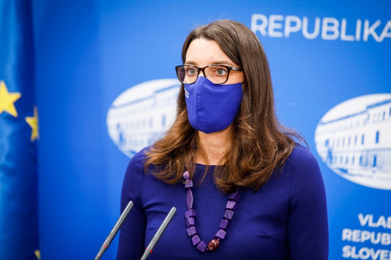 Ministrica za izobraževanje Simona Kustec