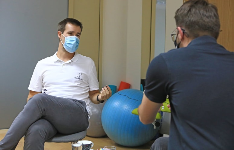 "Najlepši pogled je malo pred Titovim mostom, ko imaš na desni Vodni stolp, pred tabo pa je mogočen Glavni most. Še posebno lepo je ob poletnih večerih, ko je nebo oranžno," o veslanju na Dravi pripoveduje fizioterapevt Blaž Kopič.
