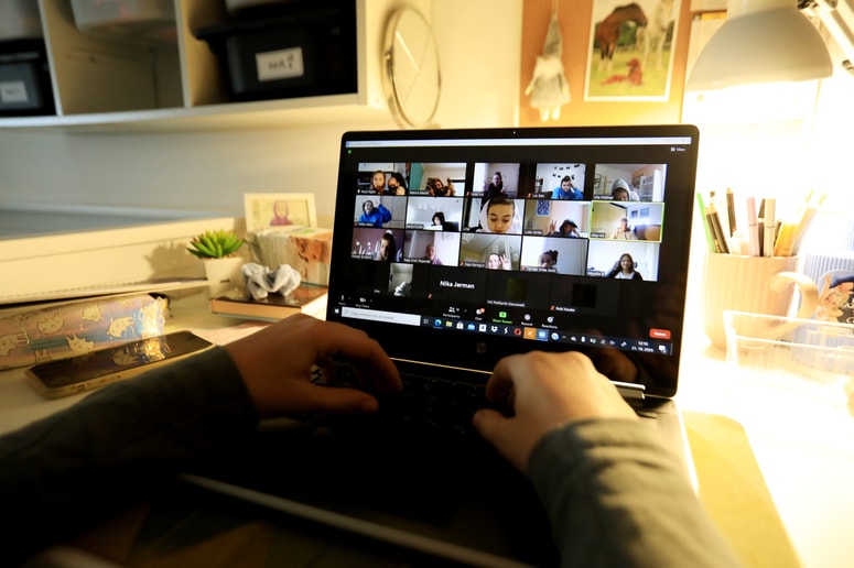 Učenje od doma je za tiste učence, ki ne morejo vzpotaviti povezave, milo rečeno, neprijetno.