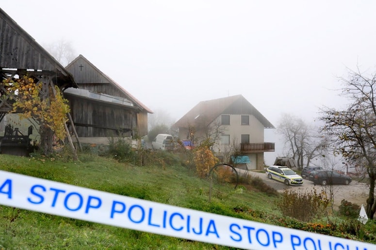 Ob prihodu na kraj je policistom poleg megle in noči interveniranje dodatno otežil še težko dostopen teren do objekta.