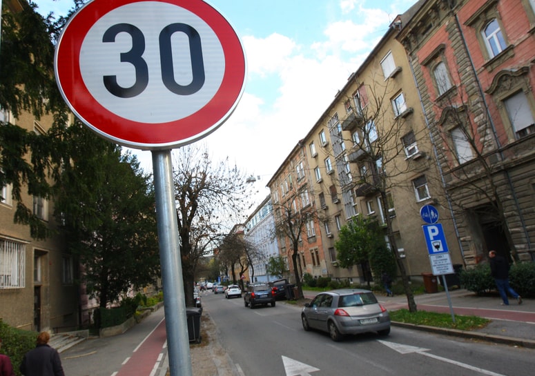 Glavna fotografija članka:Koliko je prehitro ali Slovenec rad vozi hitro