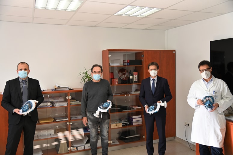 Miralem Hadžiselimović, Vojko Flis, Zdravko Kačič in Matjaž Vogrin s celoobraznimi zaščitnimi maskami, domislekom Mariborčanov. 