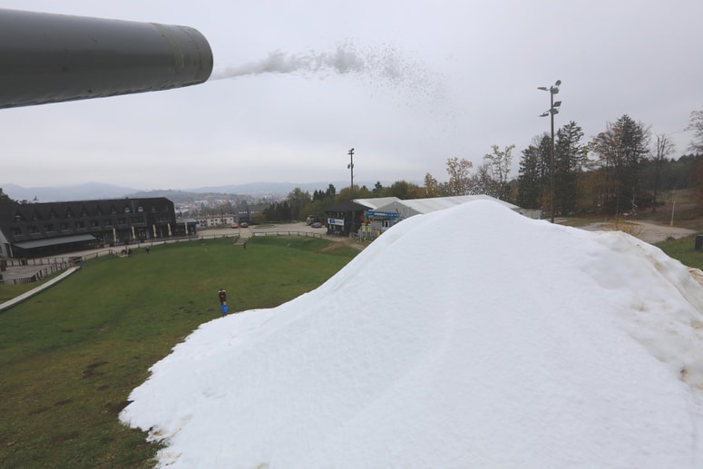 Snežnega kupa pri hotelu Arena za zdaj ne bodo razgrinjali. Če bo to dopuščala epidemiološka slika, ga bodo prepeljali na Trg Leona Štuklja, kjer občina v okviru Čarobnega decembra razmišlja o postavitvi drsališča in velikega snežnega tobogana. 