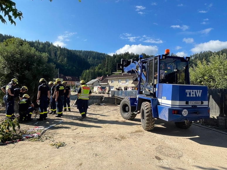 Del skupine pripadnikov THW je na Koroškem že od ponedeljka, danes ponoči pa je na Prevalje prispelo še 30 pripadnikov za gradnjo mostu s še približno 10 pomočniki za prevoz in 70 tonami materiala.