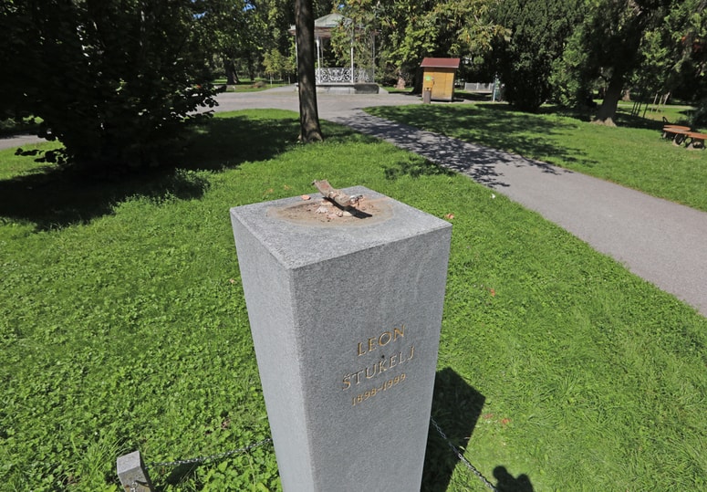 Tatovi so kip Leona Štuklja odpeljali s prikolico, o čemer so pričale sledi ob njem. 