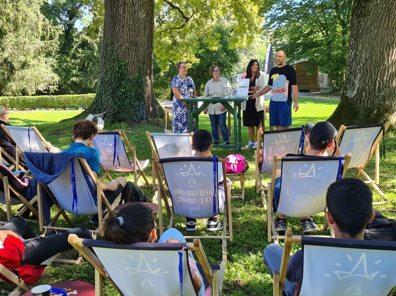 O deficitarnih poklicih pod krošnjami hrastov na Mariborskem otoku (od leve): Indira Džopa, Hedvika Jenčič, Andreja Kutin in vodja Epeke Štefan Simončič. 