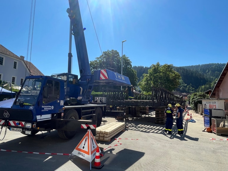 Montažni jekleni most za Leše, trije deli od desetih so že sestavljeni.