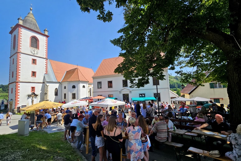 Druženje na vaškem trgu in pod cesarsko lipo ... 