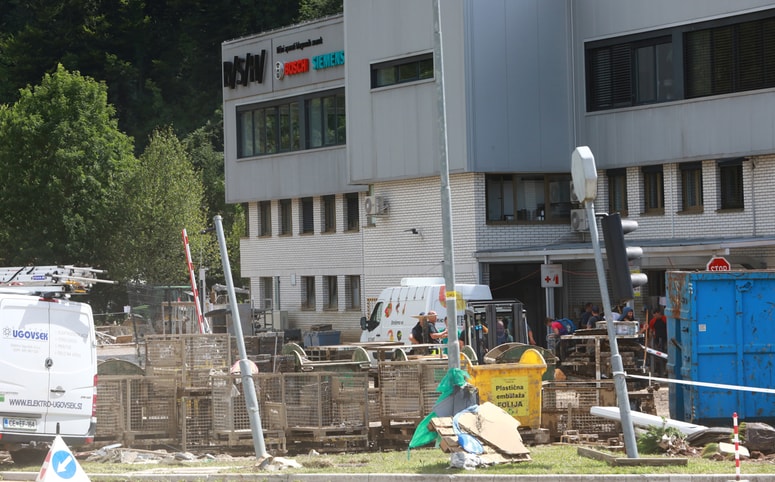 Poplave so tovarno BSH tako prizadele, da do nadaljnjega ne bo poslovala. Več v podjetju v tem trenutku ne morejo reči.

 