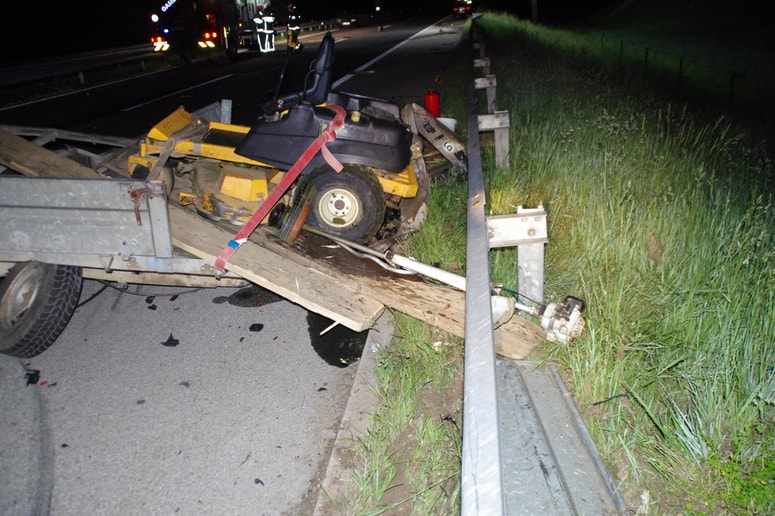 Glavna fotografija članka:(FOTO) Dolenjska avtocesta: Po trčenju je priklopnik odtrgalo od vozila