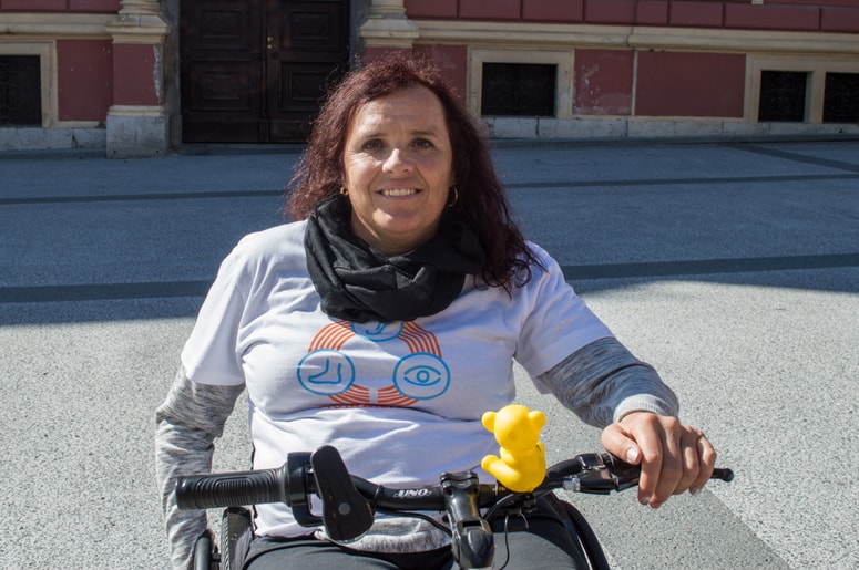 Mirjam Kanalec, predsednica Društva paraplegikov ljubljanske pokrajine, meni, da je Ljubljana svetlobna leta napredovala glede dostopnosti institucij, sanitarij in prometne ureditve za invalide.